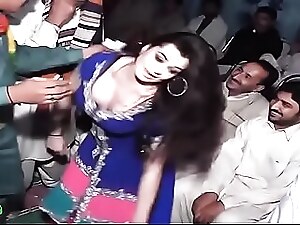 Witness a sensational Pakistani dance performance featuring seductive moves and enticing twerks. This HD video offers a truly exotic experience.