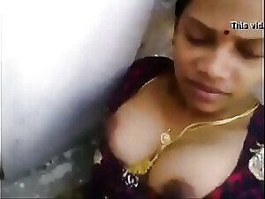 Aunty teases and pleases in a steamy Tamil teen nude and sexy video.
